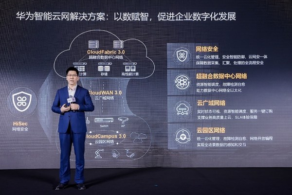 Steven Zhao, Phó Chủ tịch Dòng Sản phẩm Truyền thông Dữ liệu của Huawei, đang thực hiện bài phát biểu quan trọng mang tên "Chuyển đổi số nhanh hơn với Mạng đám mây thông minh".