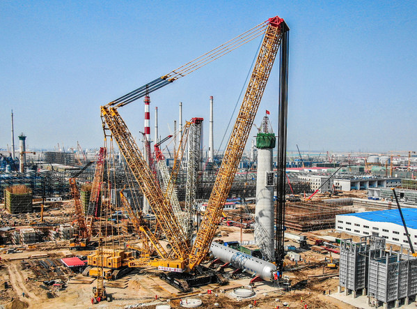 Crane Capacity Record Breaker: XCMG Crawler Crane XGC88000 Completes Installation of 2600-ton Hydrogenation Reactor in China 10 Days Ahead of Schedule.