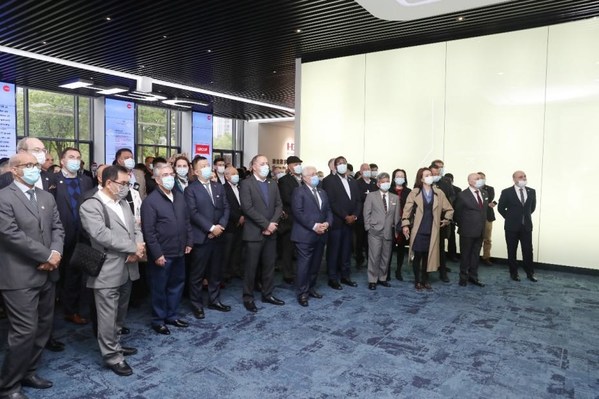 Foreign ambassadors and other guests from more than 30 countries visited H3C Innovation Experience Center