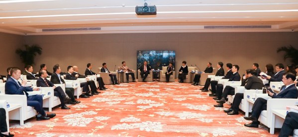 4月15日晚，安徽、黄山省市两级政府领导会见商会候选理事会班子成员及企业家代表