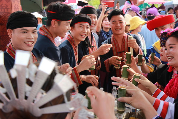 People of Changjiang are celebrating Traditional Festival of Sanyuesan