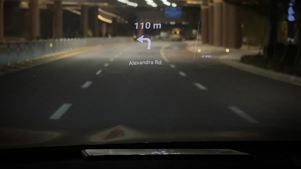Didesain untuk aspek keselamatan, "Head Up Display" pada HUAWEI Petal Maps terbaru membantu pengemudi untuk menjaga pandangannya ke depan jalan sambil melihat petunjuk arah.