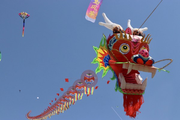 จีนเปิดตัวว่าวมังกรใหญ่ที่สุดในโลก ณ เทศกาลว่าวนานาชาติเหวยฟาง ครั้งที่ 38