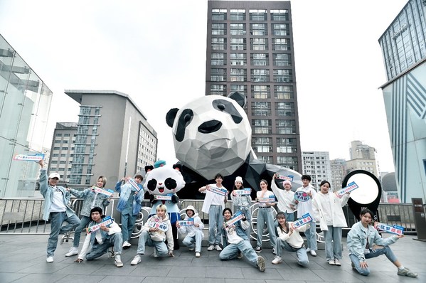 成都城市地标“爬墙大熊猫”前举办的人才主题快闪歌舞活动