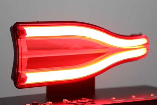 「ネックスライド-E」が適用された車両外装ランプの模型