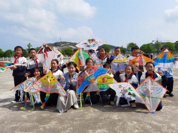 新东方老师教孩子们画风筝
