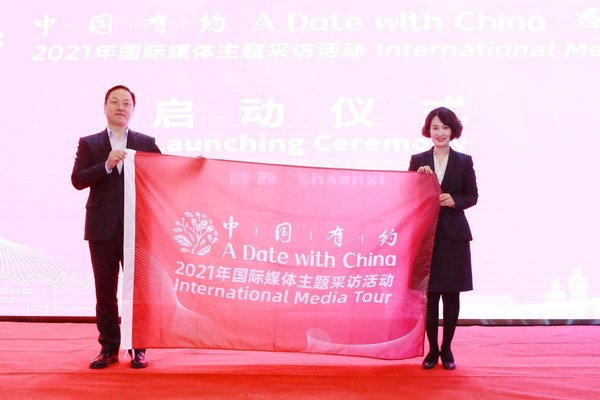 Zhang Yong (left), deputy director of the Cyberspace Administration of China's news and communications bureau, launches the tour with China Daily website editor-in-chief Han Lei in Zhashui county, Shangluo city of Northwest China's Shaanxi province, April 19, 2021. [Photo/chinadaily.com.cn]