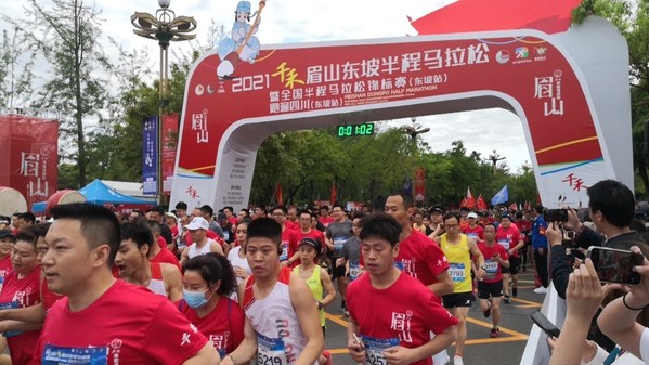 งานวิ่ง "2021 Dongpo Half Marathon" จัดขึ้นที่เมืองเหมยซาน มณฑลเสฉวน เมื่อวันที่ 24 เมษายน ดึงดูดนักวิ่งทั่วจีนกว่า 15,000 คน