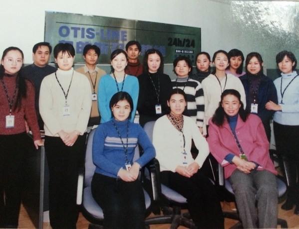 2000年，奥的斯智慧服务实验室前身 -- 奥的斯热线中心的员工合照