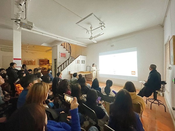 An artwork presentation by students in Study Abroad course at Artpink Academy