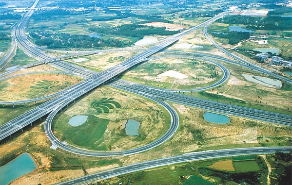 Photo shows the Gezidun interchange overpass of the Hefei-Anqing expressway constructed by CCMC.