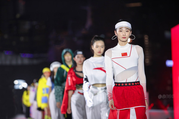 北京2022年冬奥会特许商品国旗款运动服装走秀