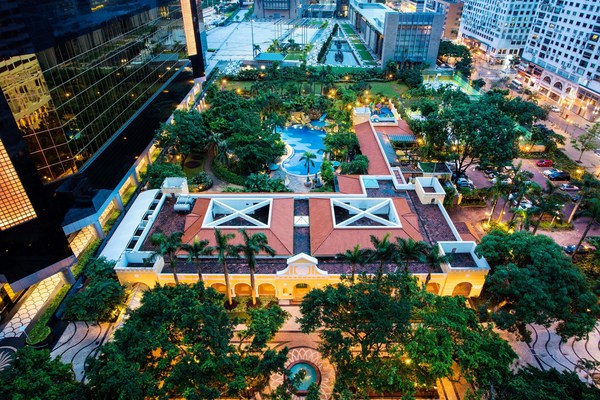 Set in the heart of the city, Artyzen Grand Lapa Macau is the only urban resort to offer the perfect escape designed for everyone with the luxurious resort spa, swimming pool, and Kids Co.
