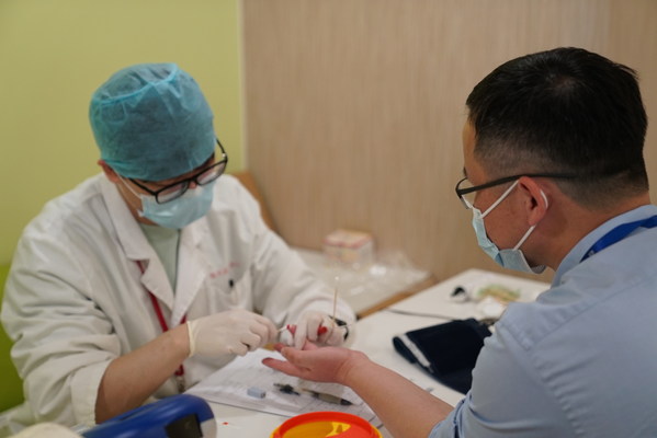 上海血液中心携手上海和睦家医院的医护人员带头捋袖献血