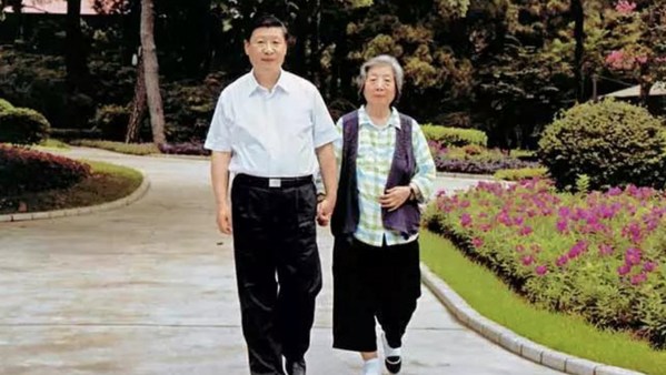 Xi Jinping dan sang ibu Qi Xin