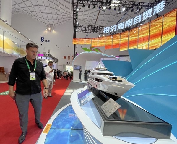 A visitor was attracted by the yacht exhibition at the first China International Consumer Products Expo held in Haikou, the capital city of China's southernmost province Hainan.