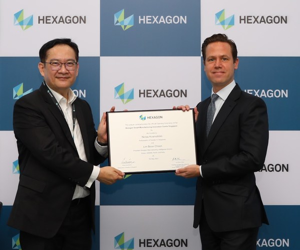 Mr. Lim Boon Choon, President, Hexagon Manufacturing Intelligence- KAI, with HE Niclas Kvarnstrom, Swedish Ambassador to Singapore