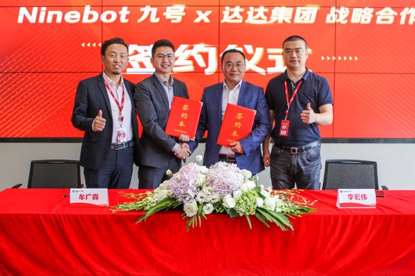 Guangsen Mou, General Manager of Fashion and Digital Electronics Business Department at JDDJ, and Hongwei Li, General Manager of China Business at Segway-Ninebot, signed a strategic cooperation agreement in Beijing