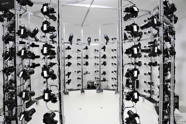Human 3D+系统，核心的图像采集使用了佳能的相机设备
