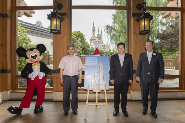 从右至左：上海迪士尼度假区总裁及总经理薛逸骏（Joe Schott）、中国旅游研究院院长戴斌、上海市文化和旅游局二级巡视员邹波