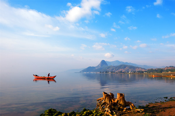 Photo shows the scenery of Fuxian Lake, in Yuxi, southwest China's Yunnan Province. (Photo: Jin Yunlong)