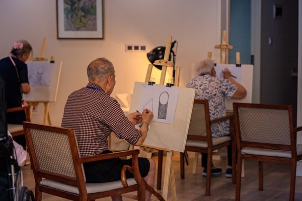 魅力花园（桂林交控）国际养老公寓的活力生活绘画课
