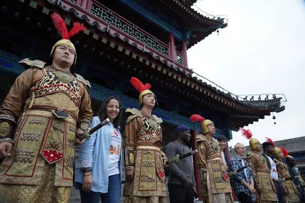 Rakan-rakan asing mengambil gambar bersama pahlawan terkenal dengan perisai berwarna keemasan di tembok bandar Xi'an
