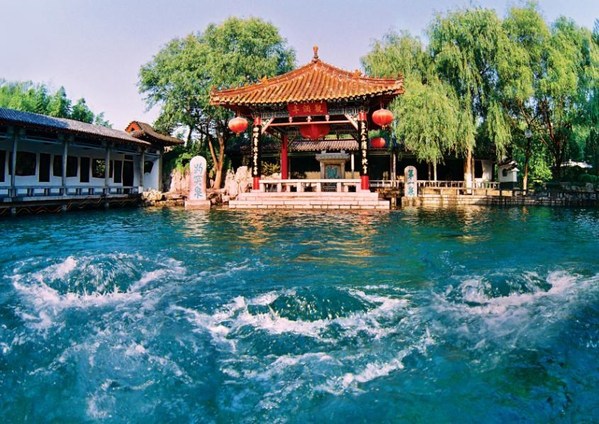 Ji'nan is a world-renowned city of springs and this picture is taken at Baotu Spring, one of Ji'nan's three major attractions.