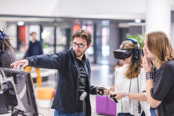 SKEMA商学院学生在校园内体验VR技术
