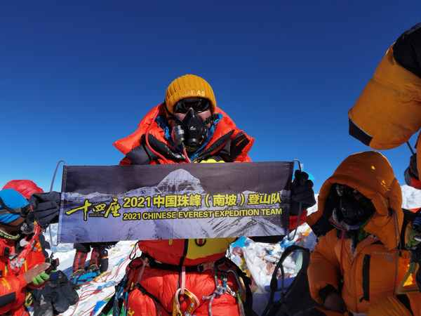 明月镜片保障“十四座2021中国珠峰（南坡）登山队”再次登顶珠峰