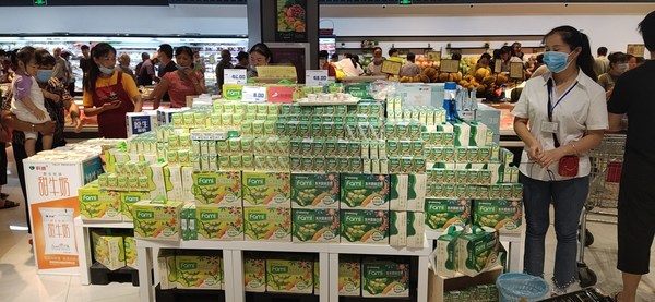 中国浙江省のTaizhou Lianshangスーパーでのファミ豆乳のコーナー