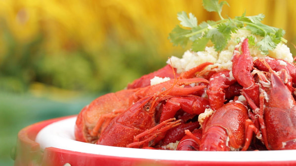 Suning.com helps farmers in Xuyi County in eastern China's Jiangsu Province with the sale of the local specialty crawfish