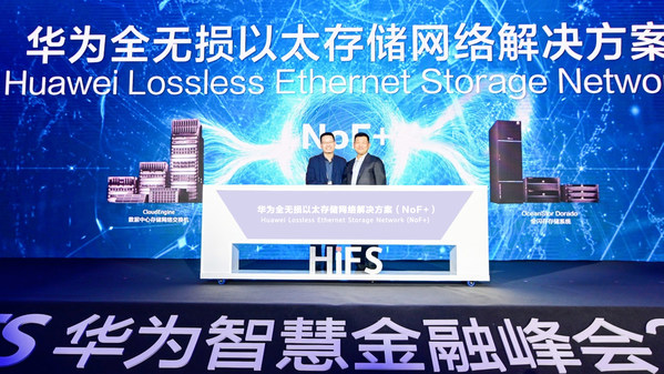 chú thích: Kevin Hu, Chủ tịch Dòng sản phẩm truyền thông dữ liệu của Huawei và Peter Zhou, Chủ tịch Dòng sản phẩm CNTT Huawei đồng ra mắt NoF+