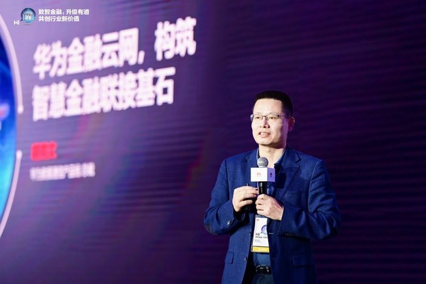 Kevin Hu, Presiden Barisan Produk Komunikasi Data Huawei, melancarkan Penyelesaian Rangkaian-Awan Kewangan