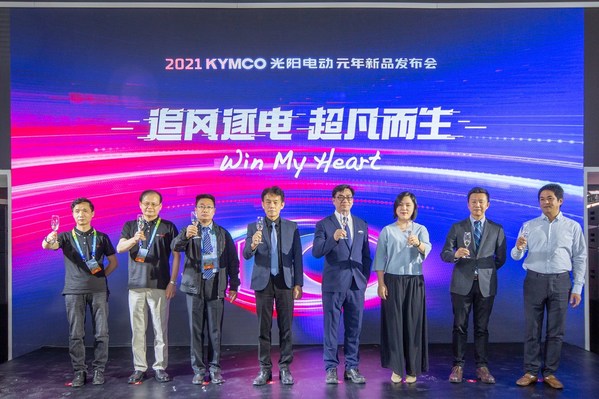 From right: Zhang Jingyi, CEO of FELO Technology, and Sherman Xie, CEO of Super SOCO at the launch ceremony of Ionex EV League at the Beijing International Motorcycle Exhibition 2021