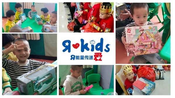 甘肃省武威市社会福利院的小朋友们收到玩具反斗城送来的玩具，欢度六一