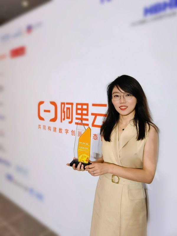 Dr. Qingqing ZHANG accepts the award on behalf of Magic Data Tech.