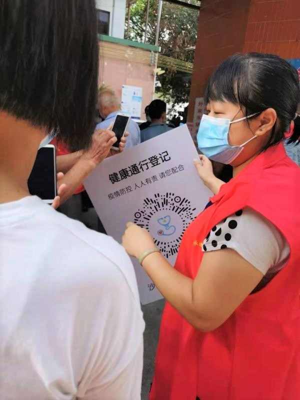 麦德龙广州番禺商场员工何凤华在检测点担任志愿者