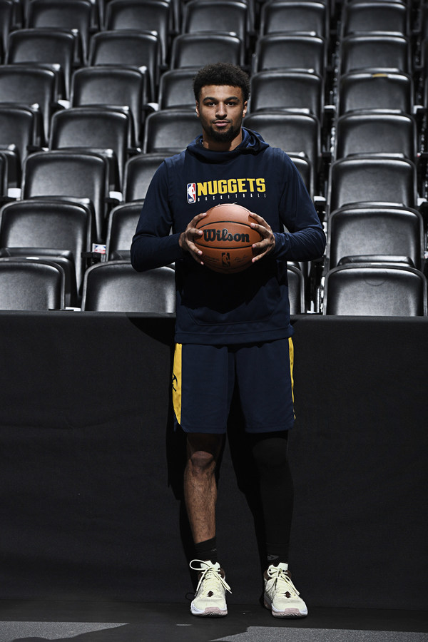 Wilson 顧問團成員兼 Denver Nuggets 控球後衛 Jamal Murray 手持新 NBA 官方比賽用球。