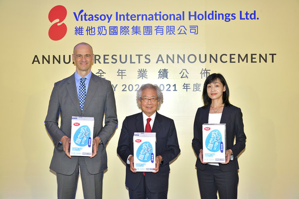 Vitasoy management presents the latest VITASOY VITA Oat recently launched in its Mainland China market at the Company’s annual results for FY2020/21. (From left) Mr. Roberto GUIDETTI, Group Chief Executive Officer; Mr. Winston LO, Executive Chairman; and Ms. Ian Ng, Group Chief Financial Officer.