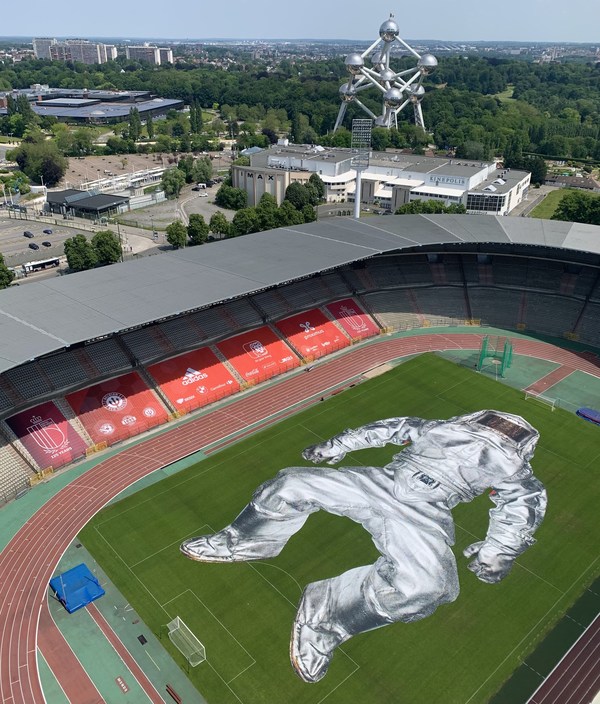 艺术家在比利时足球场展示大型装置艺术