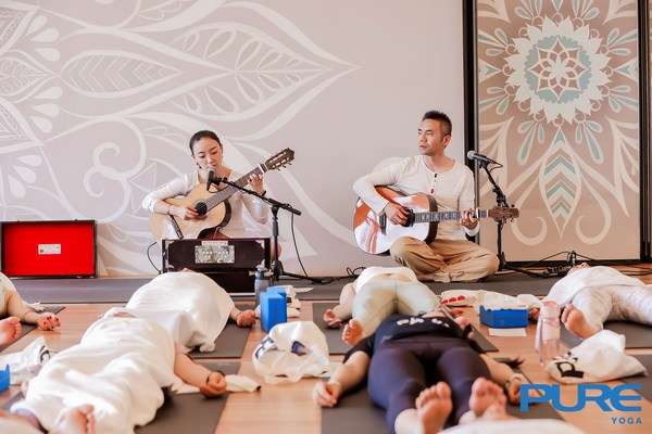 专业导师通过现场唱诵和演奏，为体验者们带来多样瑜伽课程