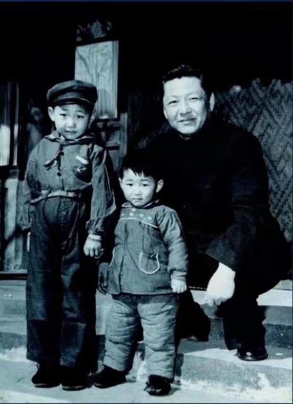 นายสี จงซุน (ขวา) กับบุตรชายทั้งสอง ได้แก่ สี จิ้นผิง และ สี หยวนผิง