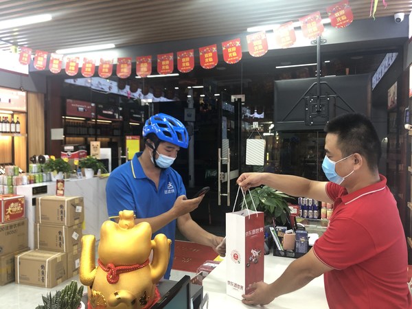 At midnight on June 18th, a Dada Now rider picked up drink orders from a JD Liquor World store in Xiamen