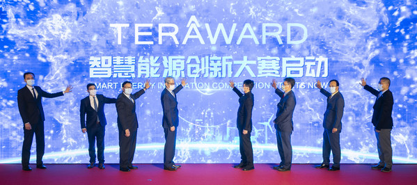 The launch ceremony for TERA-Award took place in Beijing and Hong Kong simultaneously. Officiating guests for the Hong Kong ceremony include Dr Lee Ka-kit, Member of the 13th National Standing Committee of the CPPCC, Vice Chairman of the All-China Federation of Industry and Commerce and Chairman of Henderson Land Group and Towngas (4th from right), Dr Fu Yuning, Member of the 13th National Standing Committee of the CPPCC, Chairman of Greater Bay Area Homeland Investments Limited and Ex-Chairman of China Resources Group (4th from left), Mr Alfred Chan Wing-kin, Towngas Managing Director (3rd from left), Prof. Christopher Y.H. Chao, Dean of Engineering of The University of Hong Kong (3rd from right), Dr Hu Zhanghong, CEO of Greater Bay Area Homeland Investments Limited (2nd from left), Mr Peter Wong Wai-yee, Towngas Deputy Managing Director (2nd from right), Mr Oscar Wong, Head of Business Development of Hong Kong Science and Technology Parks Corporation (1st from right), and Mr Lai Kam-to, Chairman of the Gas & Energy Division of The Hong Kong Institution of Engineers (1st from left).