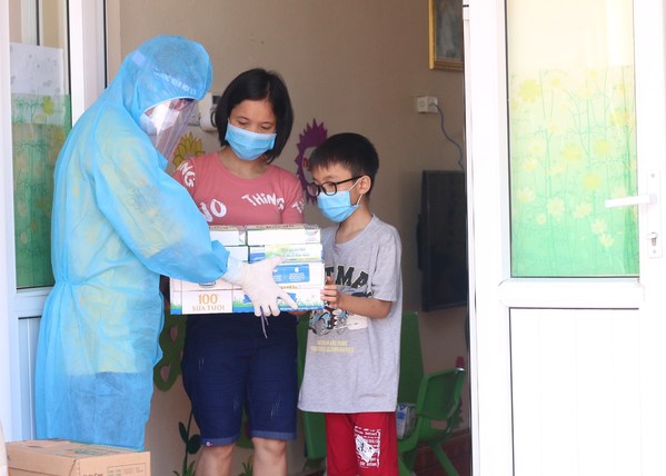 ベトナムのCOVID-19隔離地区の子どもたちに数千個のVinamilk栄養製品が渡された
