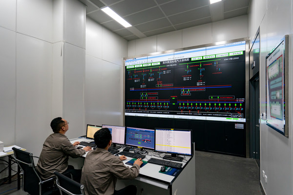 2021年6月29日、中国東部の江蘇省蘇州市のPangdong中央変換施設でState Grid Suzhou Power Supply Companyの職員がナンバー1変圧器バルブの送電を開始