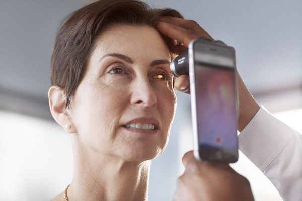 Tangkapan imej digital dengan PanOptic Plus Ophthalmoscope