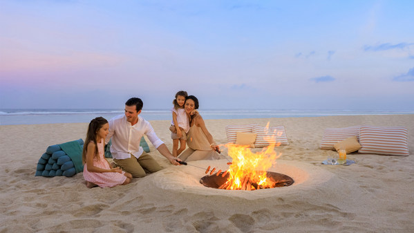 Nikmati liburan keluarga yang menyenangkan dengan kebersamaan dalam api unggun tepi pantai di The Ritz-Carlton, Bali.