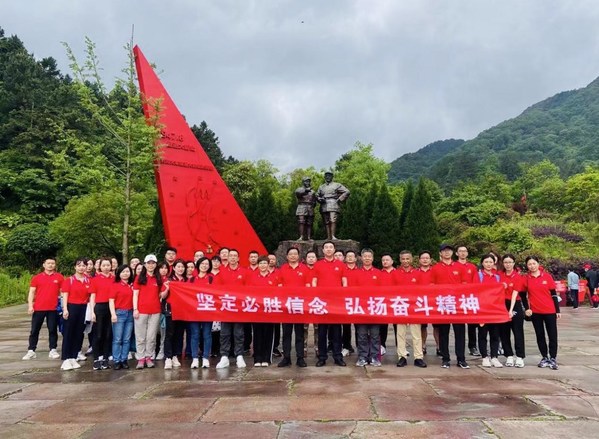 长生人寿党委组织全体党员干部赴革命老区参访学习